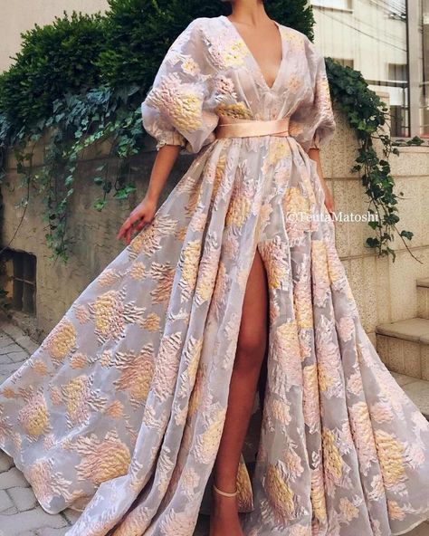 Evening Gowns With Sleeves, V Neck Prom Dresses, Dream Dresses, Royal Princess, فستان سهرة, Dress Silhouette, People Standing, Lantern Sleeve, Fancy Dresses