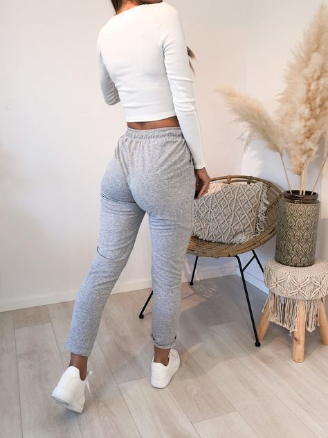 #joggers #jogging #joggerpants #jogginghose #loungewear #graue #grey #grau #jogging #homeoutfit #zuhause #look #gemütlich Jogging Outfit, Lounge Outfits, Lounge Outfit, Photo Poses, Jogging, Capri Pants, Casual Outfits, Hair Cuts, Outfit Inspo