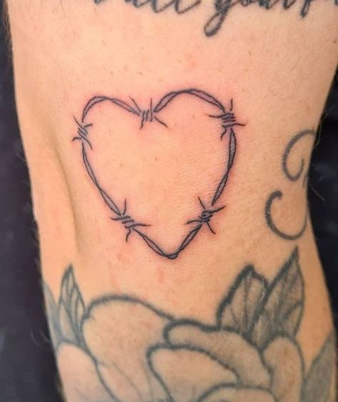 Barb Wire Heart Tattoo, Barbed Wire Heart Tattoo, Tattoo Around Arm, Wire Heart Tattoo, Tattoo Pretty, Barbed Wire Heart, Wire Tattoo, Barbed Wire Tattoos, Tattoo Minimalist