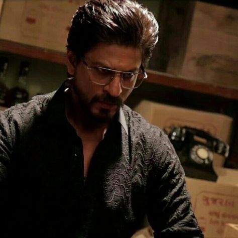 Srk Raees, Raees Srk, Shahrukh Khan Raees, Pehla Pyaar, Shah Rukh Khan Movies, Srk Movies, Surprise Birthday Decorations, Love Guru, King Khan