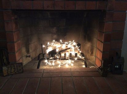 your fireplace sans fire , christmas decorations, fireplaces mantels, lighting, seasonal holiday decor Glow Bottle, Fresh Christmas Wreath, House Candle Holder, Christmas Tree Drawing, Leaf Candle Holder, Diy Christmas Lights, Leaves Candle, Faux Fireplace, Warm Christmas