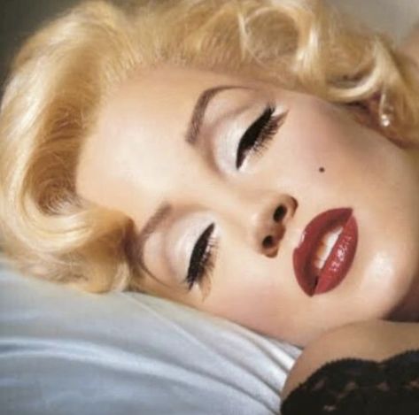 Marilyn Monroe Makeup, Wedding Makeup Vintage, Vintage Makeup Looks, Makeup Tips For Older Women, White Eyeshadow, Makeup Quotes, Celebrity Makeup Artist, Trendy Makeup, Make Up Looks