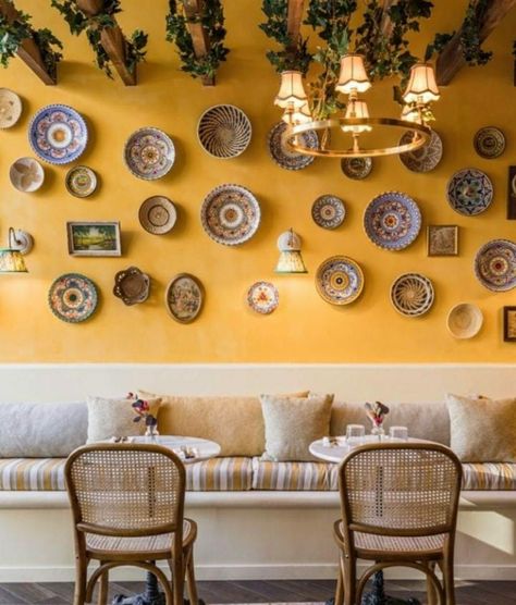 Mexican Restaurants Interior, Italian Restaurant Interior Design, Italian Restaurant Interior, Italian Restaurant Decor, Pizzeria Design, Restaurant Design Inspiration, Eclectic Style Decor, Italian Cafe, Plate Wall Decor