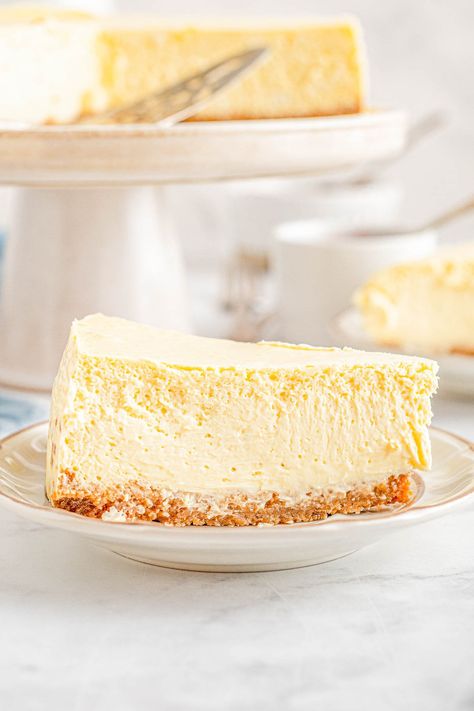 The Best Classic New York Cheesecake - Rich and decadent, creamy, sweet yet tangy, this is the BEST recipe for a classic New York style cheesecake with a buttery graham cracker crust! Impress your friends and family with this homemade cheesecake! Clear and easy directions are provided even if you’ve never made a cheesecake so yours turns out PERFECTLY. Goat Cheesecake Recipe, Goat Cheese Dessert Recipes, Cheesecake With Graham Cracker Crust, Goat Cheese Cheesecake, Classic New York Cheesecake, Best No Bake Cheesecake, Honey Goat Cheese, Caramel Apple Cheesecake Bars, Gingersnap Crust