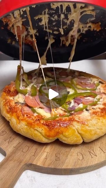 Foodys on Instagram: "Upside down pizza, low key genius 🍕💡 (credit: @my.janebrain" Upside Down Deep Dish Pizza, Upside Down Pan Pizza, Upside Down Deep Dish Skillet Pizza, Upside Down Cast Iron Pizza, Upside Down Pizza In Cast Iron Skillet, Upside Down Pizza, Homemade Chili Recipe, Deep Dish Pizza Recipe, Cast Iron Pizza