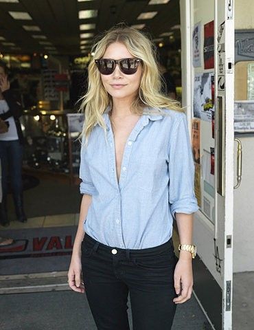 Ashley Olsen rocks an oxford with black jeans and minimal accessories—a gold watch and wayfarers Olsen Style, Jeans Trend, Cute Work Outfits, Mary Kate Olsen, Ashley Olsen, Rachel Bilson, Fashion And Beauty Tips, Coachella Outfit, Bohol