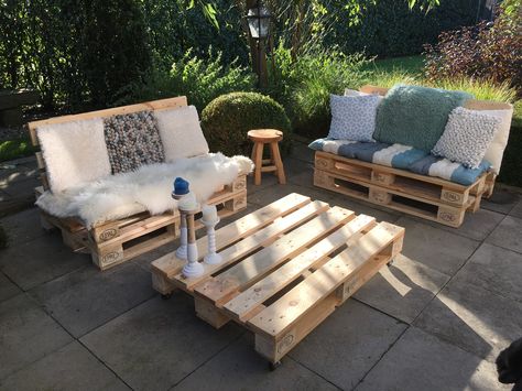 Deze pallet loungeset is eenvoudig in elkaar te zetten. De pallet loungetafel hoeft niet per se gemonteerd te worden en de de pallet banken ook niet. Door de robuuste uitstraling geeft dit uw huis of tuin een stoer uiterlijk! Pallet Bank, Wooden Shelf Design, Wooden Pallet Shelves, Outdoor Sofa Diy, Palette Furniture, Pallet Lounge, Pallet Furniture Designs, Wood Patio Furniture, Cozy Backyard