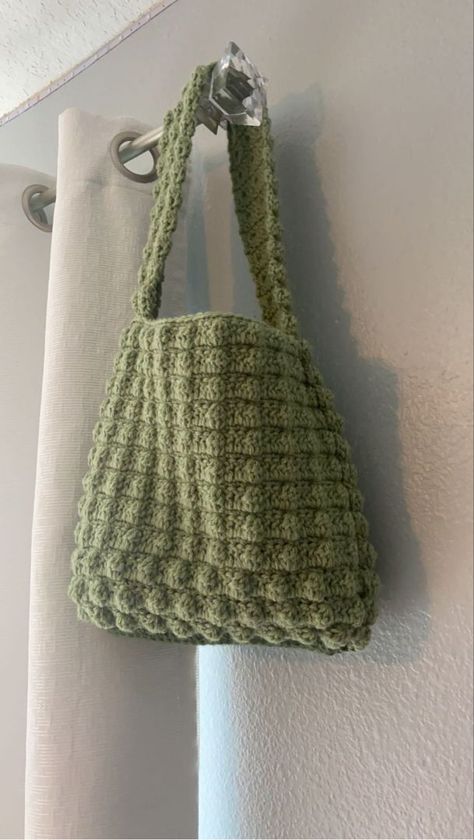 Sage Green Gift Ideas, Green Crochet Aesthetic, Green Crochet Tote Bag, Earthy Crochet Projects, Crochet Popcorn Bag, Croshay Ideas, Green Crochet Projects, Crochet Book Bag, Earthy Crochet