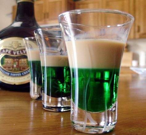 O African Mint é um shot doce. Mais conhecido como menta com amarula. O sabor da menta se sobressai sobre a Amarula. Veja só: Menta com Amarula - Shot com Amarula (African Mint) - Receita do Dia #menta #amarula #shot #verde #bebida #drinks #drinking #receitas #receitadodia Unique Alcoholic Drinks, Unique Drinks, Drinks From Around The World, Unique Drink, Themed Drinks, South African Recipes, Christmas Cocktails, Chocolate Treats, African Food