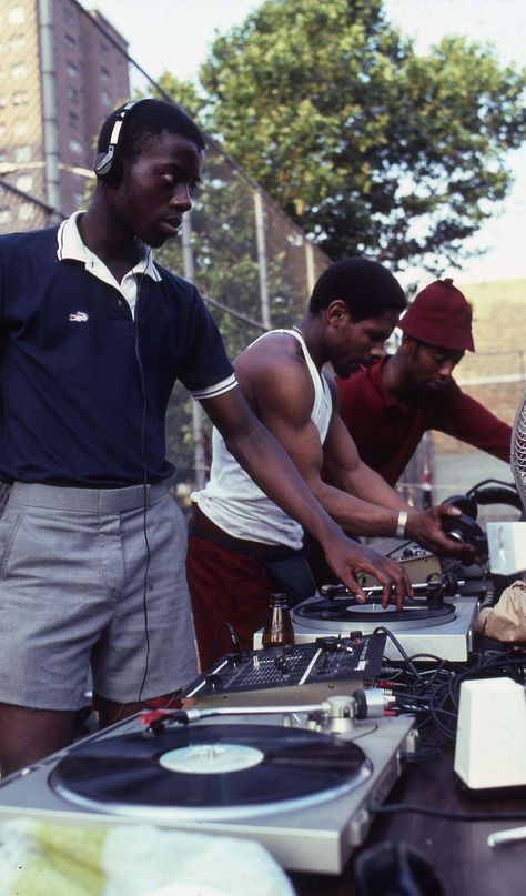 80s Nyc, Jamel Shabazz, Arte Jazz, Cultura Hip Hop, Real Hip Hop, People Watching, Block Party, Estilo Hip Hop, Hip Hop Culture