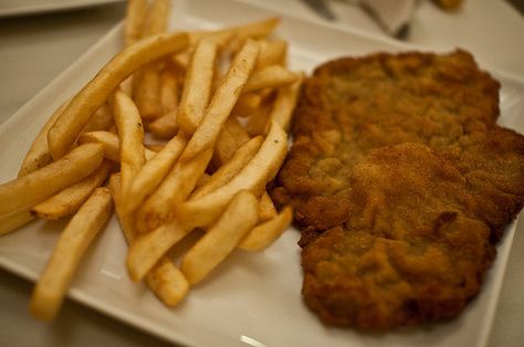 Steak Milanesa with Fries. Steak Milanesa, 2024 Ideas, Polenta, Favorite Food, Steak, Love This, Food And Drink, Favorite Recipes, I Love