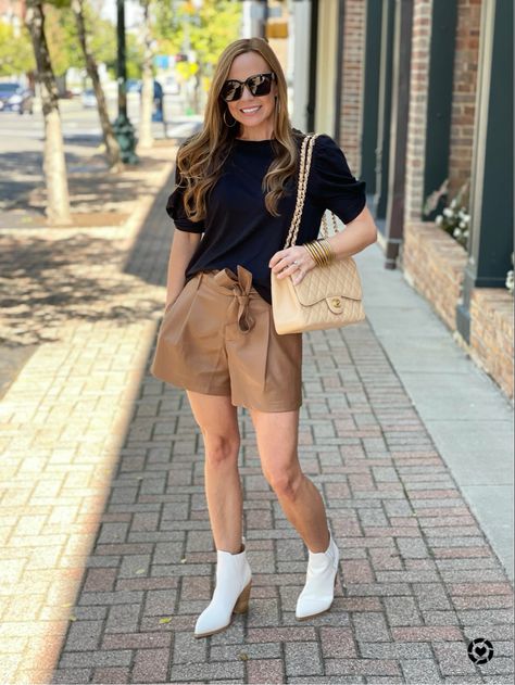 Cream Leather Shorts Outfit, Beige Leather Shorts Outfit, Abroad Outfits, Black Puff Sleeve Top, Leather Shorts Outfit, Chanel Classic Jumbo, Transitional Outfits, Classic Chanel, Chanel Jumbo