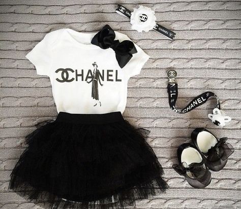 Chanel Kids, Chanel Headband, Baby Chanel, Chanel T Shirt, Outfit Planning, Baby Mode, Baby Tumblr, Chanel Outfit, Designer Baby Clothes