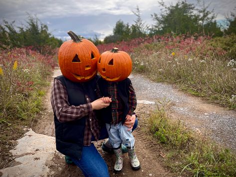 Pumpkin Head Photoshoot Mom And Son, Photoshoot Mom And Son, Pumpkin Head Shoot, Vintage Halloween Costumes, Fall Photoshoot Family, Pumpkin Heads, Creepy Costumes, Photoshoot Family, Vintage Halloween Costume