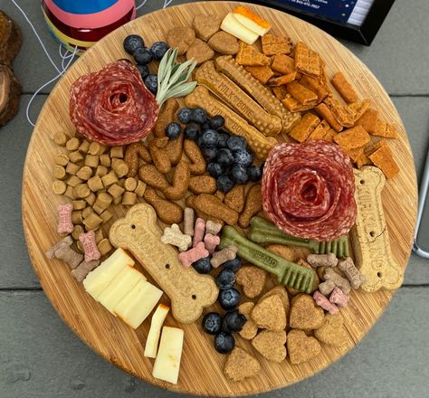 Dog Theme Charcuterie, Puppy Charcuterie Board, Charcuterie For Dogs, Dog Party Treats, Dog Treat Charcuterie Board, Charcuterie Board For Dogs, Puppy Party For Dogs, Dog Charcuterie Board Ideas, Dog Party Food For Humans