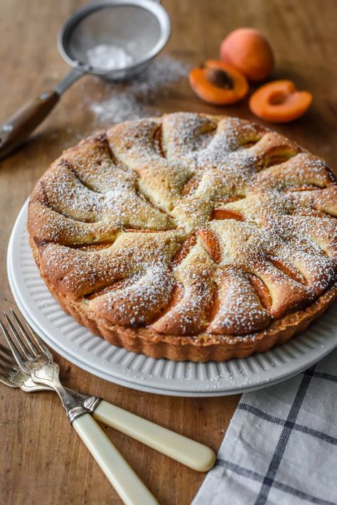 apricot frangipane tart Apricot Frangipane, Baking Spring, Tart Desserts, French Cakes, Tea Desserts, Apricot Tart, Cherry Clafoutis, Apricot Recipes, French Baking