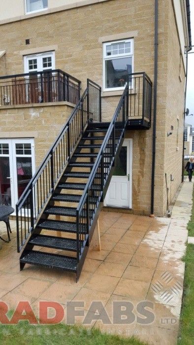 Outdoor Staircase Design Entrance, Staircase Design Steel, Terrace Staircase, Garden Staircase, Straight Staircase, Staircase Glass, Tank House, Steel Staircase, Roof Terraces