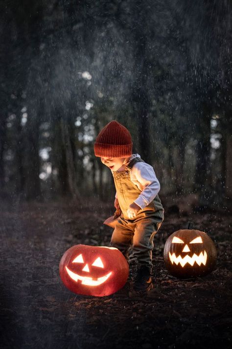 Toddler Halloween Pictures Photo Ideas, Halloween Photoshoot Ideas Family, Toddler Halloween Photoshoot Ideas, Pumpkin Photoshoot Kids, Kids Halloween Photoshoot Ideas, Toddler Halloween Pictures, Kids Fall Pictures, Pumpkin Head Photoshoot Kids, Ugly Christmas Sweater Pregnant