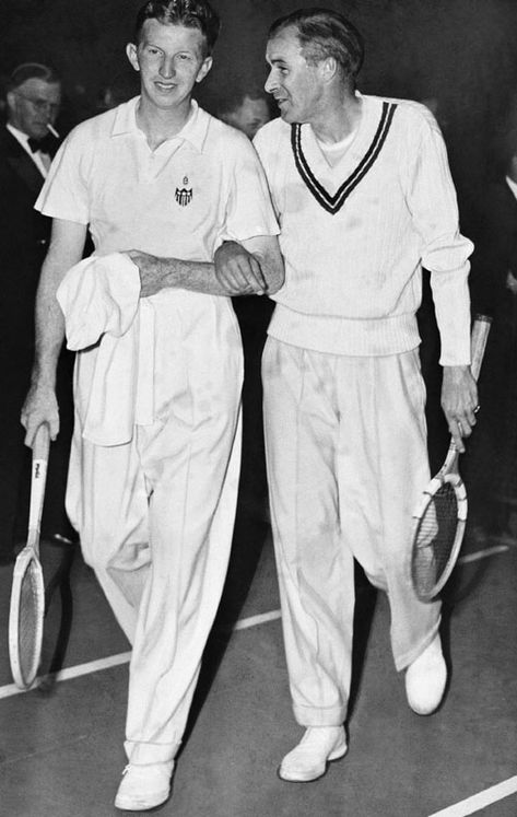 Tennis Outfit Mens, Bill Tilden, Don Budge, Mode Tennis, French Men, Tennis Photos, Polo Fashion, School Uniform Outfits, The Americans