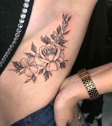 Unique Back Tattoos, Tattoos For Ladies, Skull Tattoo Flowers, Knee Tattoos, Rib Tattoos For Women, Armband Tattoo Design, Anklet Tattoos, Mommy Tattoos, Hip Tattoos Women