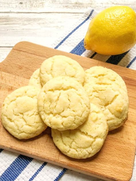 This Lemonade Sugar Cookie Recipe has been a favorite summer dessert in our family for years! They have a tart lemon taste, but a soft sugar cookie base! Lemonade Cookies Recipe, Puding Pisang, Lemonade Cookies, Strawberry Lemon Cake, Soft Sugar Cookie, Sugar Cookies With Sprinkles, Blueberry Cookies, Lemon Sugar Cookies, Sugar Cookie Icing