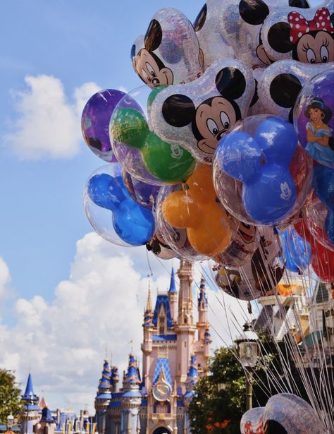 Balloons in magic kingdom✨ Disney Balloons, Disney Photo Ideas, Disney Photos, Happiest Place On Earth, Disney Dream, Take Me Home, Photo Idea, Magic Kingdom, Disney Trips