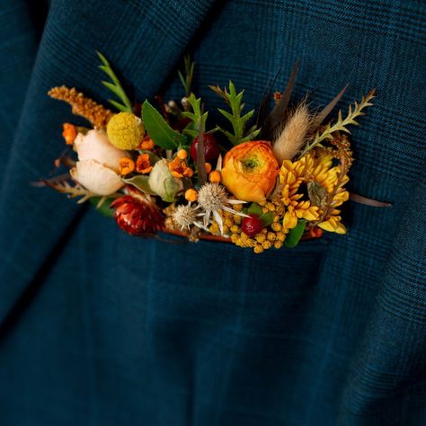 Are you a traditional boutonniere or a pocket boutonniere lover?? We are loving the pocket style because it puts a modern twist on the traditional one! It adds such a unique touch. #handpickedforyou #pocketboutonniere #weddingfloral #weddingflorist Hippy Wedding, Pocket Boutonniere, Wedding Buttonholes, Button Holes Wedding, Alpine Design, Hippie Wedding, Floral Pocket, We Are Love, Fall Floral