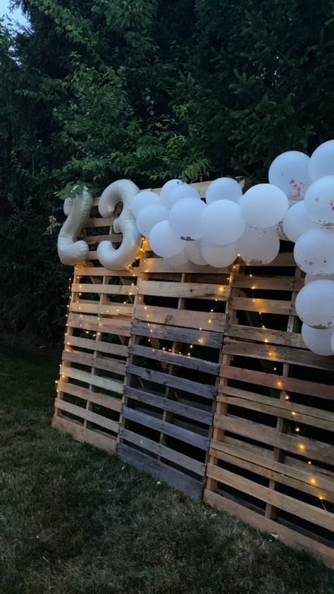 Homemade Grad Party Decorations, Shelter Party Decorations, Diy Grad Party Backdrop, Cheap Grad Party Ideas, Graduation Aisle Decor, Graduation Party Decor Outdoor, Outside Grad Party Ideas, Shared Grad Party Ideas, Minimalistic Graduation Party Decor