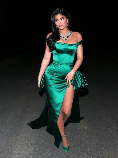 Kylie Jenner Vestidos, Kylie Jenner Party, Green Dress Makeup, Kylie Jenner Dress, Emerald Gown, Ropa Kylie Jenner, Trendy Outfits 2020, Kardashian Kylie Jenner, Mode Kylie Jenner