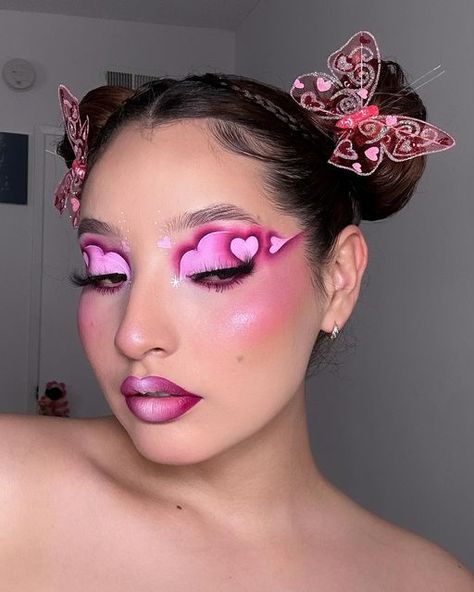 Pink Cute Eye Makeup, Eye Makeup Creative Art, Eye Makeup Crazy, Creative Looks Makeup, Valentine Make Up Look, Cute Fun Makeup Looks, Eye Makeup Inspo Creative, Pink Creative Makeup, Heart Eyeshadow Look