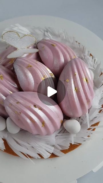 Natalia Dalehaug on Instagram: "Madeleine Easter Wreath by @viktoris_sweet_and_small  Aren't the madeleines absolutely adorable? 💗💗💗  #eastertreats #madeleines #cakedecorating" Madeleine Decoration, Christmas Madeleines, Madeleine Tower, How To Make Madeleines, Madeline Cookies Recipe, Madeleine Cake, Madeline Cookies, Madeleine Recipe, Cookie Display