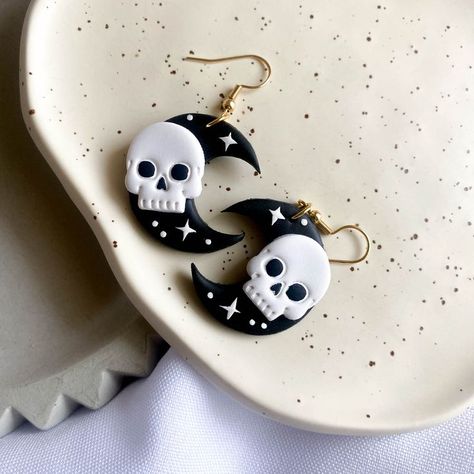 Clay Earrings Small, Jewelry Stickers, Skull Moon, Skeleton Jewelry, Gothic Skeleton, Polymer Clay Halloween, Diy Earrings Polymer Clay, Handmade Clay Jewelry, Polymer Clay Diy