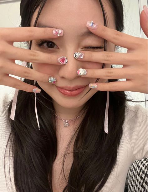 Gyaru Nails Short, Kpop Idol Nails, Black Gyaru Nails, Nail Ideas Gyaru, Harajuku Nails, Hime Gyaru Nails, French Nail Polish, Idol Nails, Press On Nails Gyaru