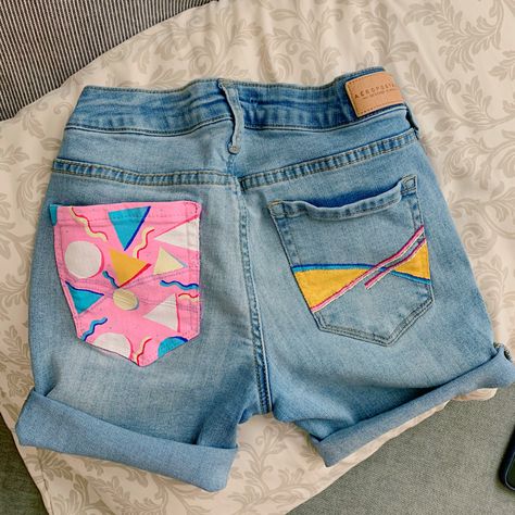 Cut up some denim jean short then painted the pockets! Pinterest inspired! #denim #shorts #painting #paint #jeans #pocket #backpocket #design #diy #ideas Short Pocket Painting, Pocket Painting Jean Aesthetic, Denim Shorts Painting, Painting Jean Shorts, Denim Pocket Painting, Painted Shorts Ideas, Painting On Jeans Pocket, Shorts Painting Ideas, Painted Jean Pockets