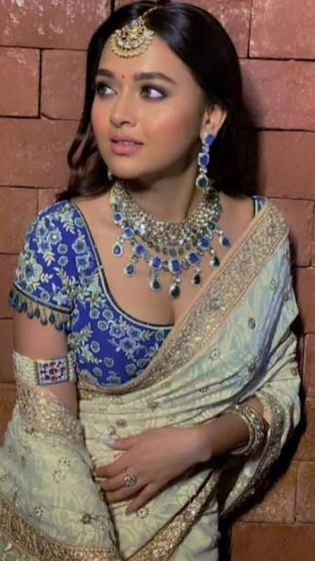 Tejaswini Prakash, Sari Blouse Styles, Bridal Boutique Interior, Indian Bride Poses, Tejasswi Prakash, Bridal Sari, Tejaswi Prakash, Saree Looks, Indian Sari Dress