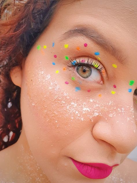 Bolinhas coloridas no rosto e sarda de glitter carnaval Glitter Carnaval, Make Carnaval, Makati, Face Paint, Carnival Face Paint, Carnival, Nose Ring, Glitter, Van