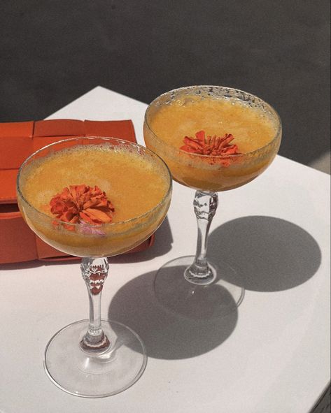 Mimosa Cocktail, Orange Cocktails, Orange Drinks, Cocktail Night, Pretty Drinks, Orange Aesthetic, Aperol Spritz, Fine Food, Mimosa