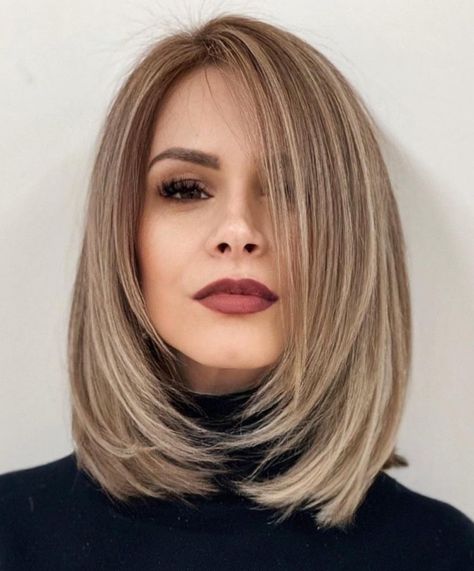 Angled Hair, Womens Haircuts Medium, Kadeřnické Trendy, Layered Hairstyles, Haircut Styles, Wavy Hairstyles, Shoulder Length Hair Cuts, Brown Blonde Hair, 짧은 머리