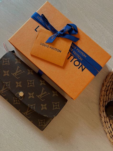 Louis Vuitton Wallet Aesthetic, Emilie Wallet Louis Vuitton, Louis Vuitton Emilie Wallet, Wallet Louis Vuitton, Emilie Wallet, Classic Purse, Designer Wallet, Canvas Wallet, Louis Vuitton Wallet