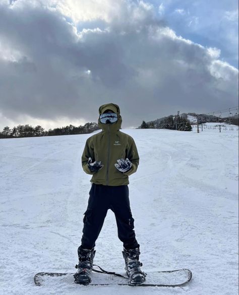 Ski Guy Aesthetic, Skiing Outfits Men, Snow Clothes Aesthetic, Men’s Snowboard Outfit, Snow Boarding Outfits Men, Snow Fits Men, Skiing Outfit Mens, Arcteryx Ski Outfit, Snowboarding Aesthetic Men