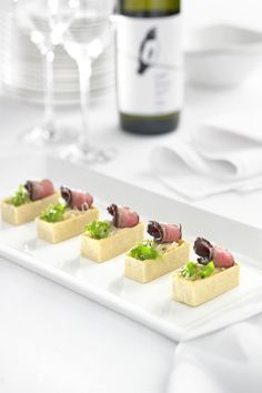 ♥♥♥ Canapes Ideas Fine Dining, Hot Canapes Ideas, Fine Dining Canapes, Beef Canapes, Roast Beef Crostini, Gourmet Fine Dining, Beef Crostini, Appetizers Gourmet, Wasabi Mayo