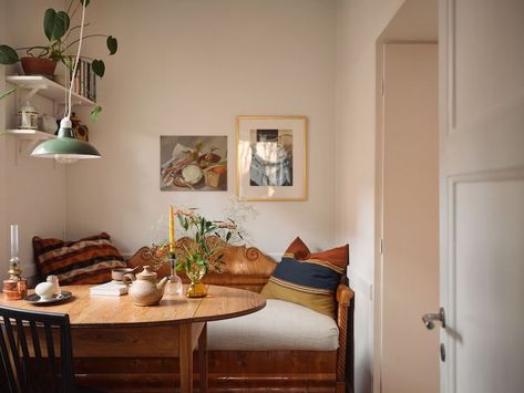 Breakfast Nook Apartment, Appartement Aesthetic, Green Courtyard, Swedish Apartment, Interior Simple, Earthy Home, Cosy Spaces, Dining Nook, Apartment Inspiration