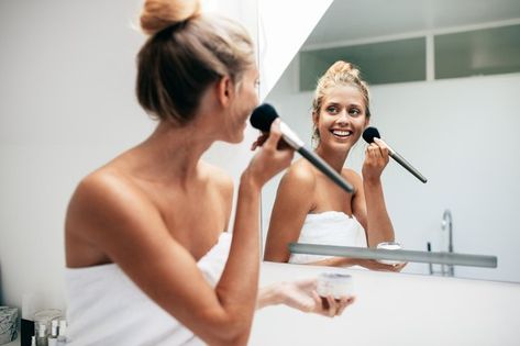 Beautiful young woman applying makeup in bathroom Woman Applying Makeup, Best Foundation For Acne, Natural Looking Makeup, Gel Mascara, Makeup Materials, Light Concealer, Sikat Gigi, Skin Spots, Applying Makeup