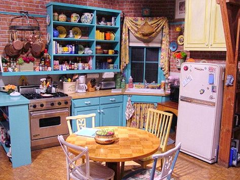 Shell 🐝 on Twitter: "… " Monica's Apartment, Old Kitchen Remodel, 1960s Kitchen Remodel, Colonial Kitchen Remodel, Friends Kitchen, 1970s Kitchen Remodel, Friends Apartment, Ikea Kitchen Remodel, Simple Kitchen Remodel