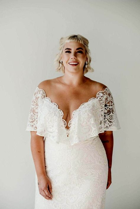 Long Corset, Studio Levana, Curvy Wedding, Plus Wedding Dresses, Fitted Gown, Fitted Gowns, Festival Bride, Plus Size Wedding Gowns, Curvy Bride