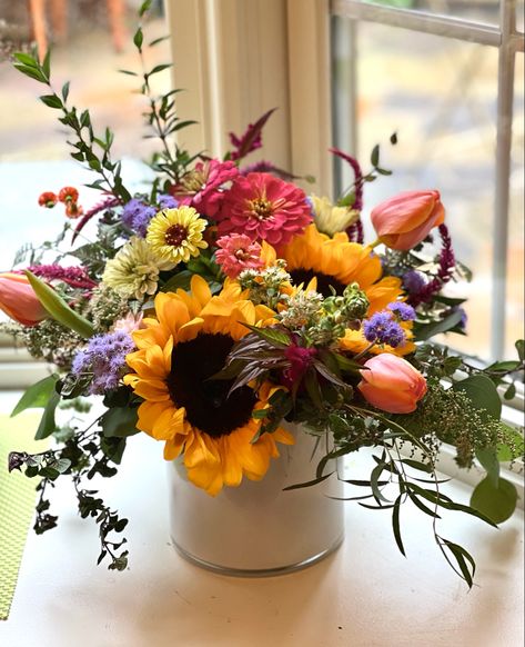 Flower Arrangements With Sunflowers, Sunflowers And Tulips, Summer Floral Arrangements, Entertainment Decor, Sunflower Floral Arrangements, Sunflower Arrangement, Colorful Flowers Arrangements, Summer Flower Arrangements, Bright Bouquet