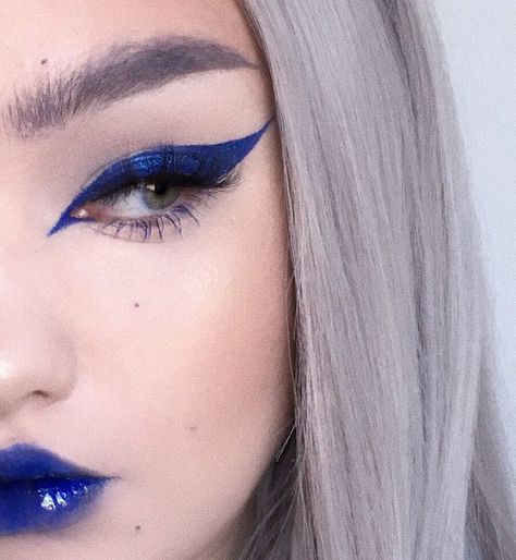 𝖆𝖓𝖓𝖆𝖇𝖊𝖑 on Instagram: “✨🌊✨🌊✨🌊✨ ———————————————————————— 🌊EYES: #jeffreestarcosmetics liquid lipstick (Blue Velvet) as eyeliner, topped with #urbandecaycosmetics…” Blue Lipstick Makeup, Blue Eyeliner Looks, Monster Makeup, Blue Lipstick, Witch Makeup, Blue Eyeliner, Cool Makeup Looks, Makeup Tattoos, Body Makeup