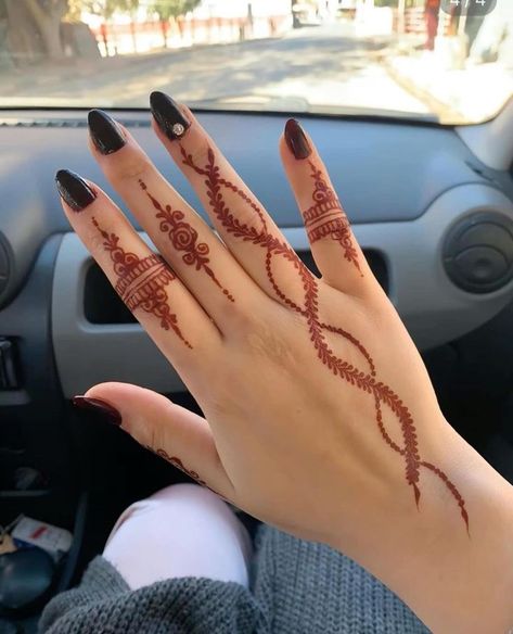 Mehandi For Small Hands, Eid Simple Mehndi Design, Simple Mehndi Designs Front Hand Easy, Simple Henna Patterns, Mehandi Design For Hand, Small Henna Designs, Small Henna, Simple Mehendi Designs, Eid Mehndi Designs