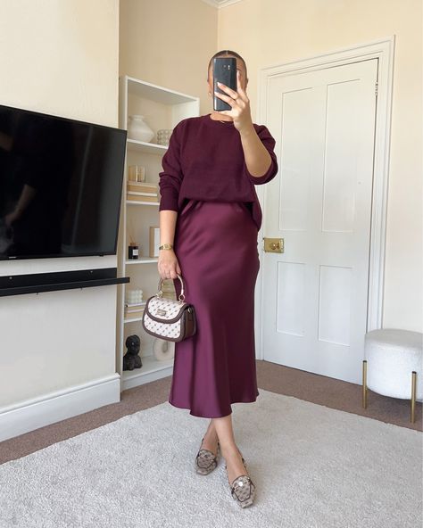 Burgundy Slip Skirt, Burgundy Silk Skirt Outfit, Burgundy Satin Skirt Outfit, Satin Skirt And Boots, Monochrome Outfit Casual, Burgundy Skirt Outfit, Summer Palette, Burgundy Outfit, Professional Work Outfit