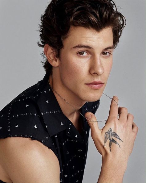 Shawn Mendes Shawn Mendes Photoshoot, Canadian Boys, Alessia Cara, Men Photography, James Mcavoy, Charlie Puth, Body Poses, Fifth Harmony, Summer Boy